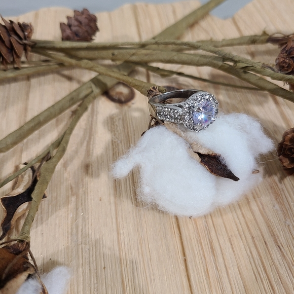 🎉🎉NEW🎉🎉LUXURIOUS!! Round CZ Ring in SILVER Plating - Picture 16 of 16